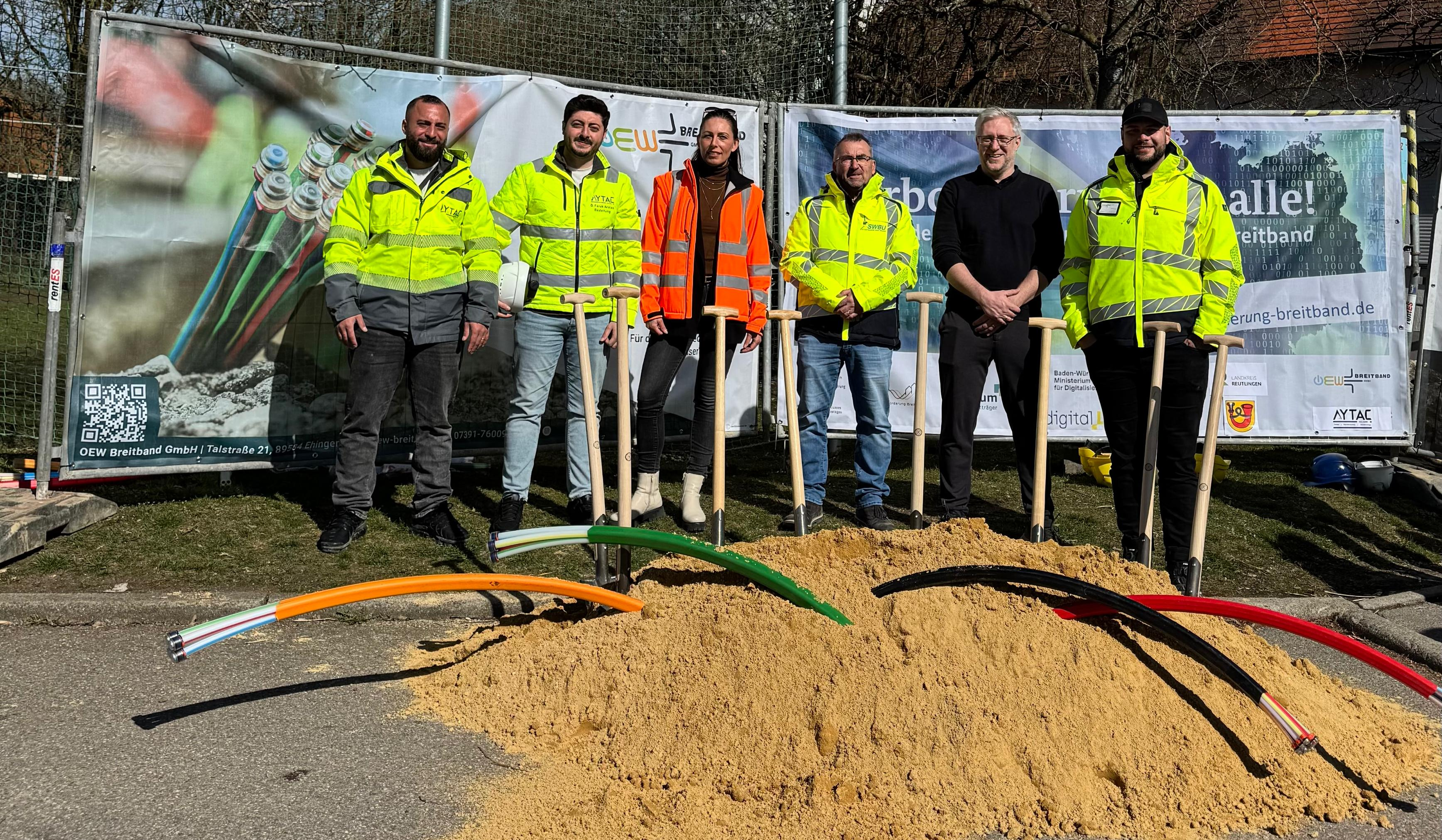 AytacBau Team bei den Glasfaserarbeiten in Oberflockenbach